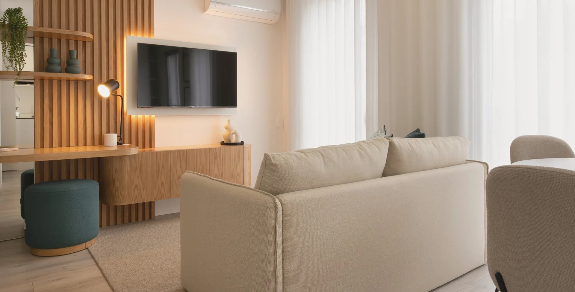 Sala residencial luminosa com madeira natural e cortinas claras